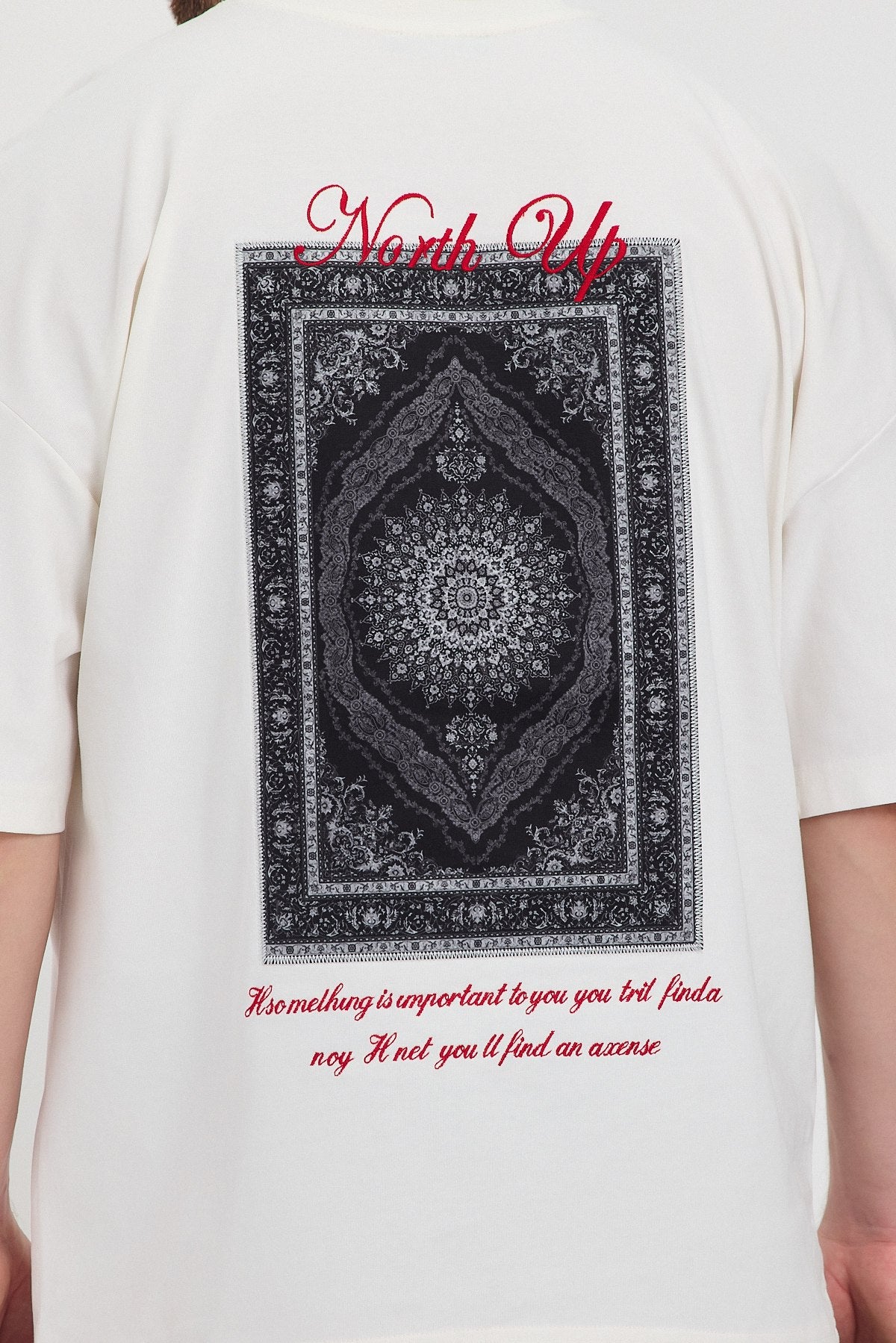 North Up Nakışlı Sırtı Halı Desenli Oversize T-shirt - Pamuklu Konfor ve Şık Tasarım