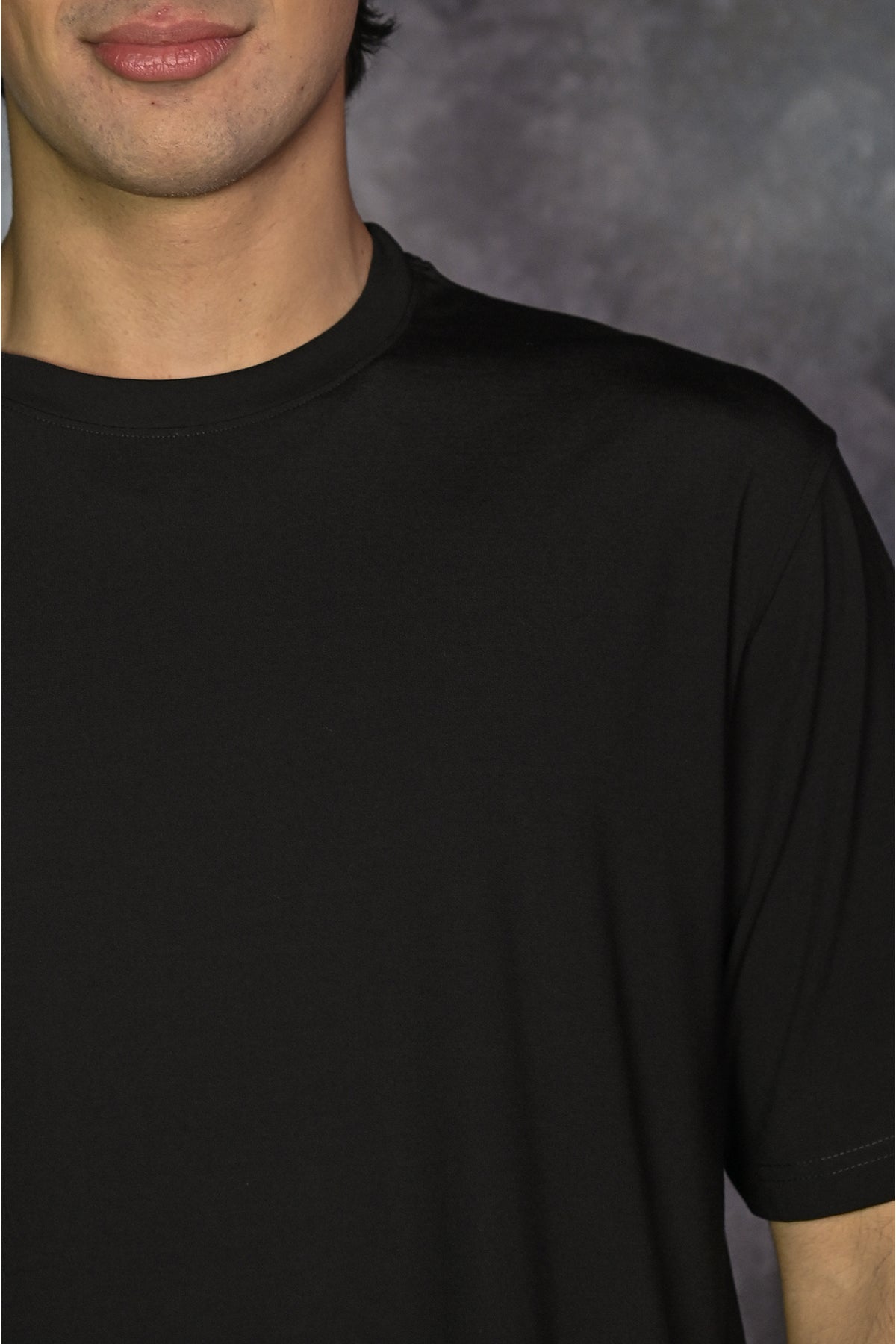 Siyah Oversize Yırtmaçlı Basic Tişört