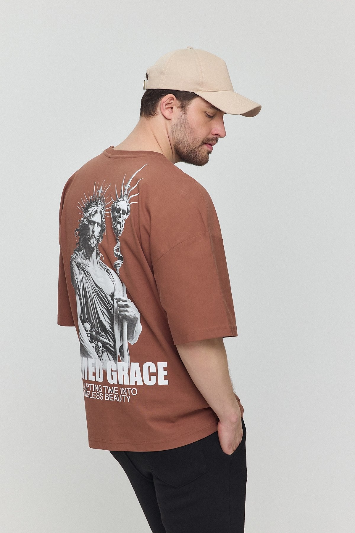 Hades Baskılı Oversize T-shirt - Pamuklu Konfor ve İkonik Tasarım Tarçın