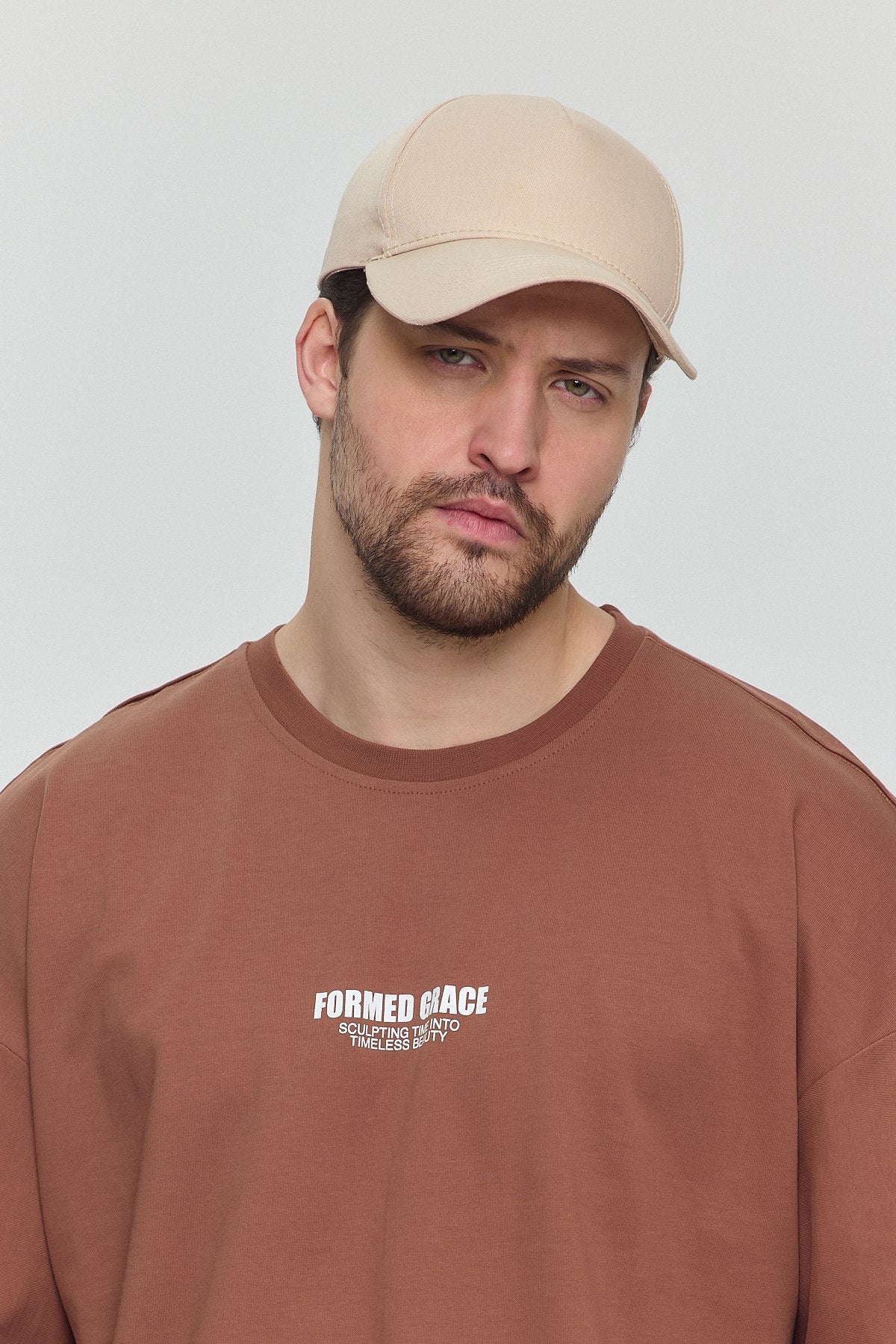 Hades Baskılı Oversize T-shirt - Pamuklu Konfor ve İkonik Tasarım Tarçın