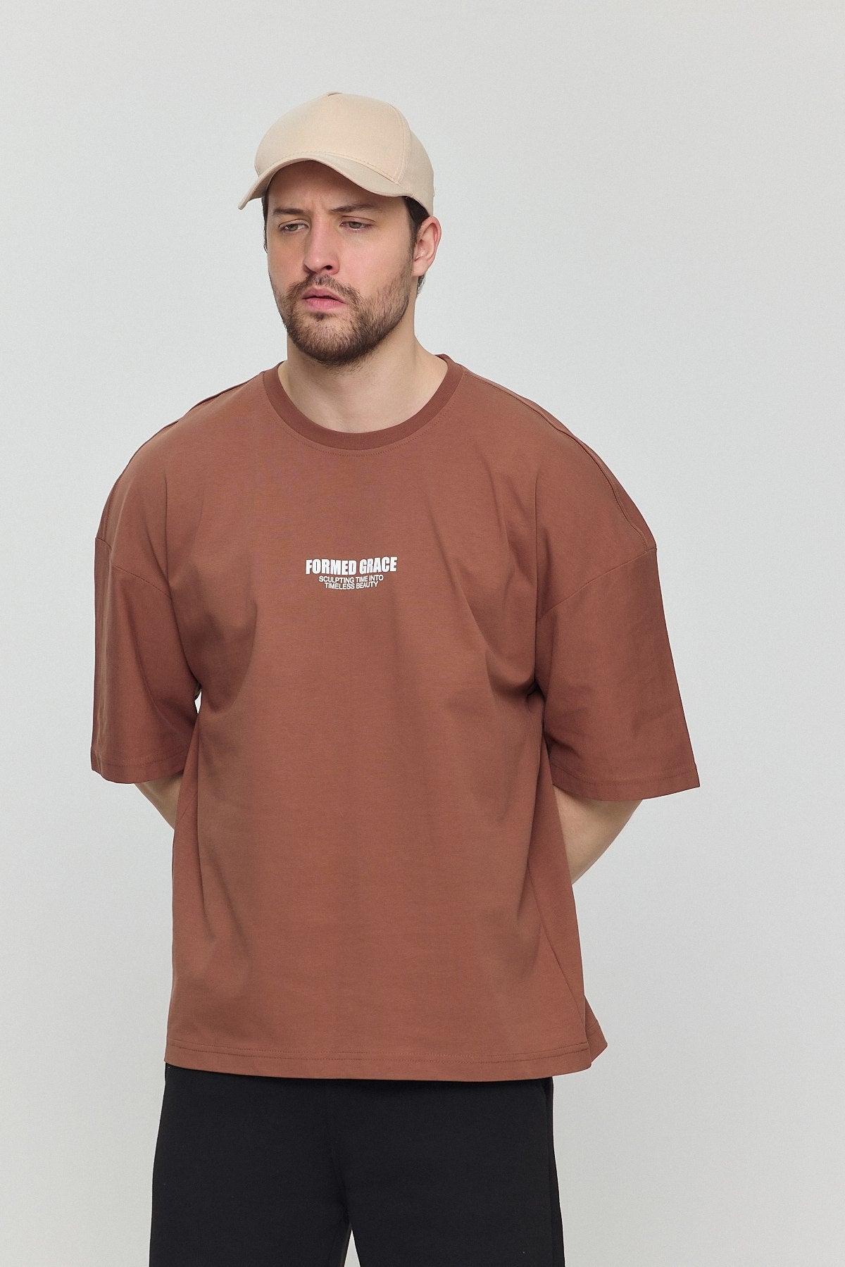 Hades Baskılı Oversize T-shirt - Pamuklu Konfor ve İkonik Tasarım Tarçın