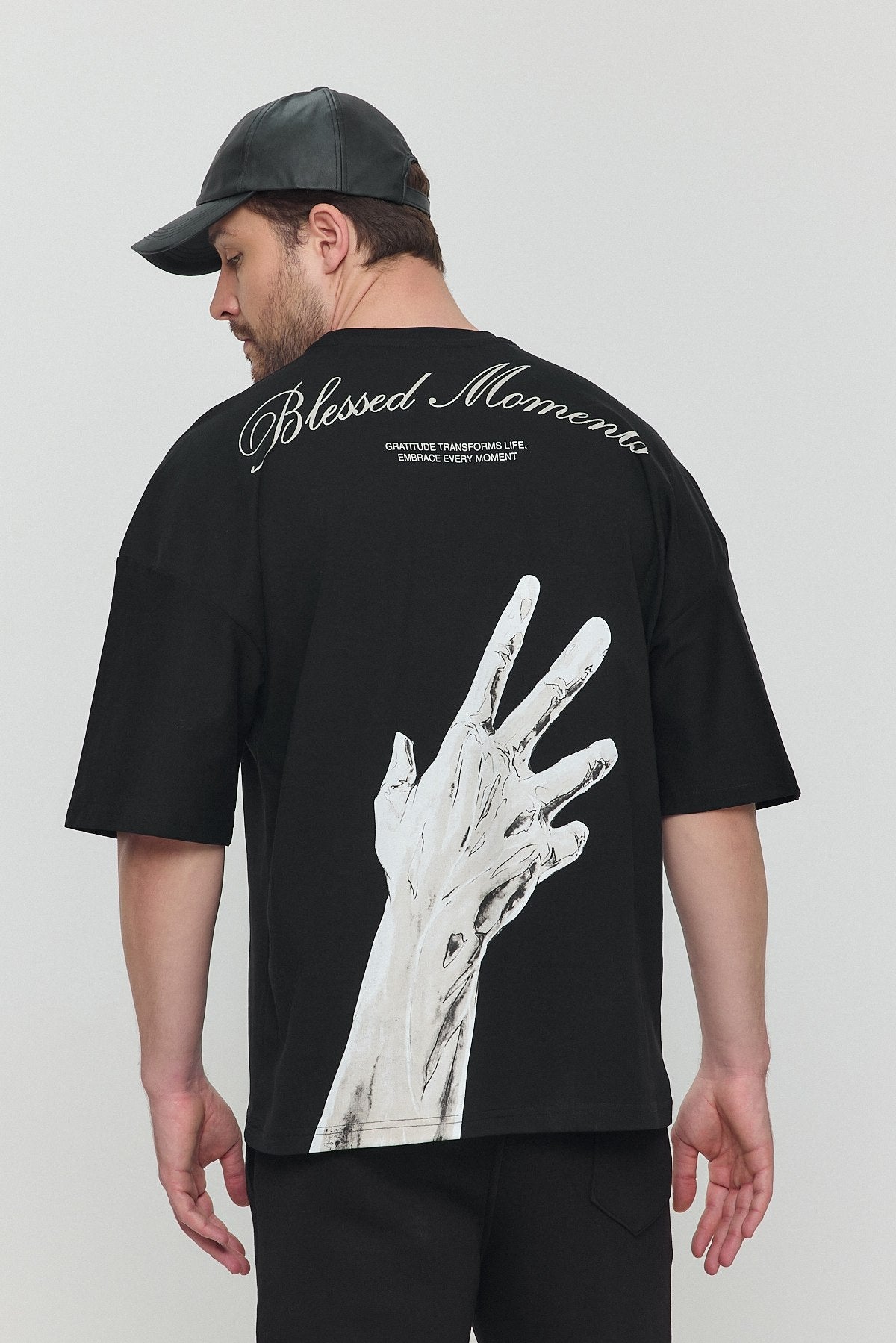 Blessed Moments El Baskılı Oversize T-shirt - Pamuklu Konfor ve Güçlü Tasarım