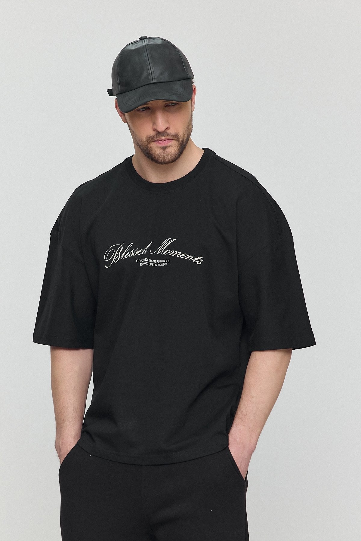 Blessed Moments El Baskılı Oversize T-shirt - Pamuklu Konfor ve Güçlü Tasarım