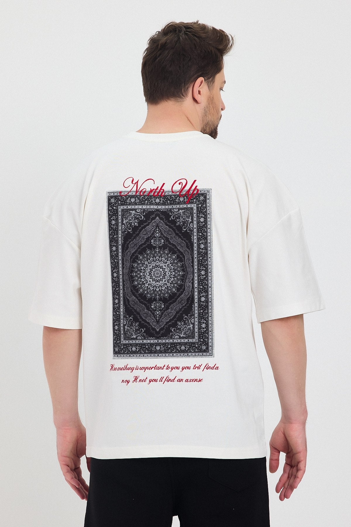 North Up Nakışlı Sırtı Halı Desenli Oversize T-shirt - Pamuklu Konfor ve Şık Tasarım