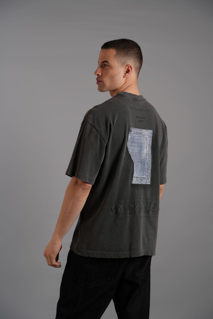 Anthracite Sırtı Parça Aplike Nakışlı T-shirt - Pamuklu Şıklık ve Sanatsal Tasarım