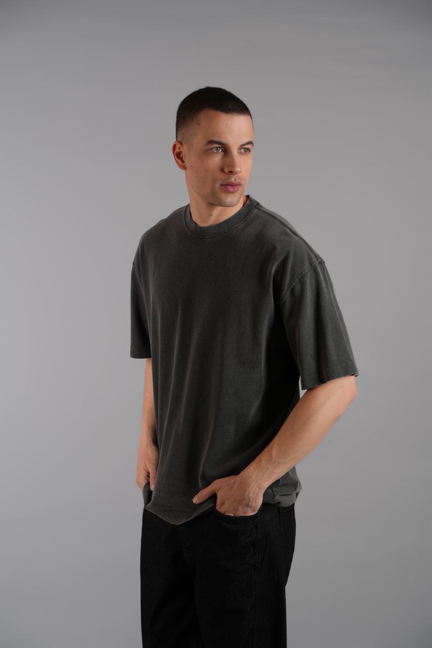 Anthracite Sırtı Parça Aplike Nakışlı T-shirt - Pamuklu Şıklık ve Sanatsal Tasarım