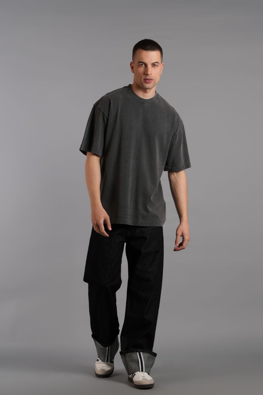 Anthracite Sırtı Parça Aplike Nakışlı T-shirt - Pamuklu Şıklık ve Sanatsal Tasarım