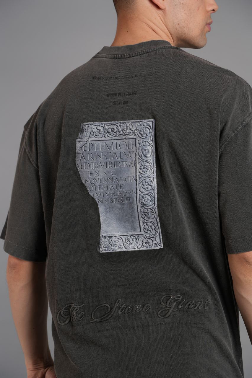 Anthracite Sırtı Parça Aplike Nakışlı T-shirt - Pamuklu Şıklık ve Sanatsal Tasarım