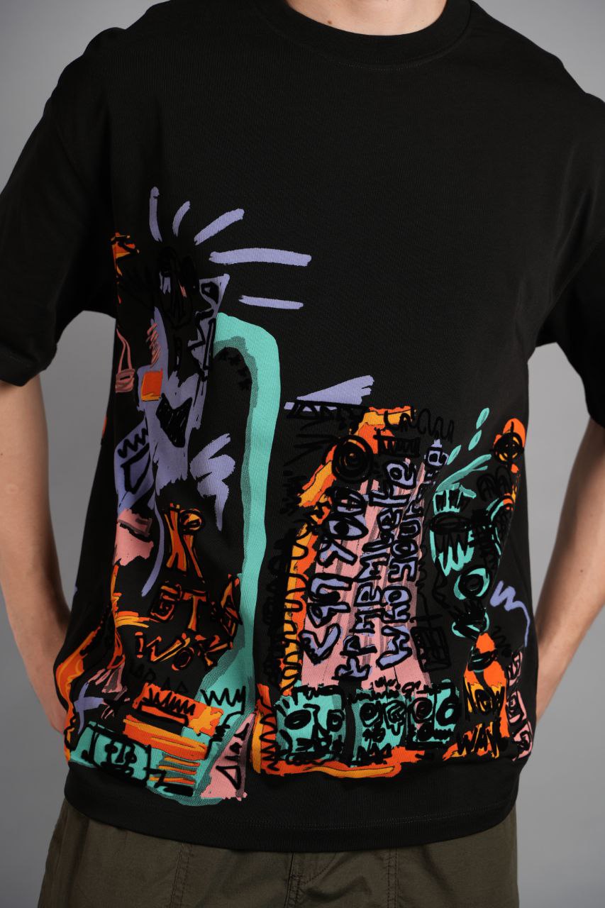 Art Flok Baskılı T-shirt - Sanatsal ve Renkli Tasarım Siyah