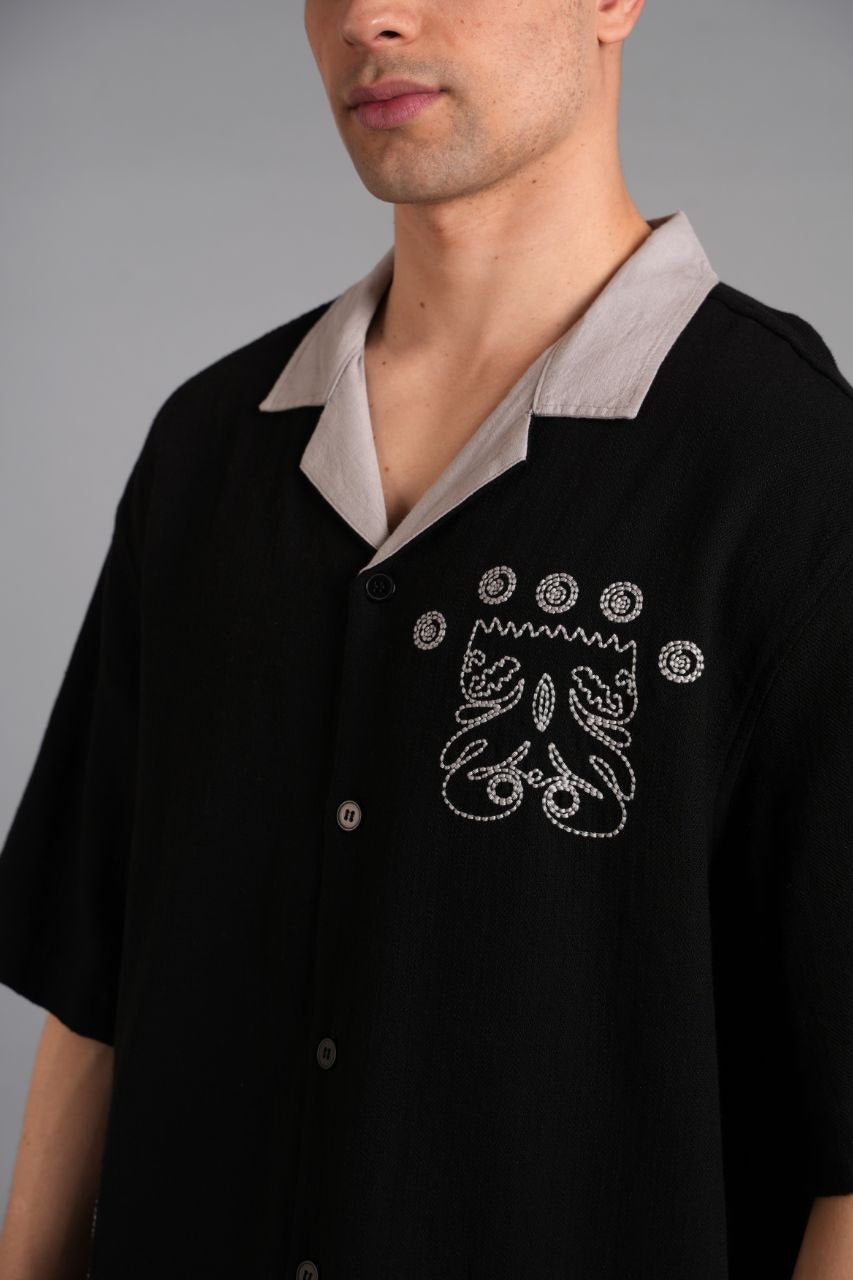 Yaka Garnili Nakışlı Gömlek Siyah